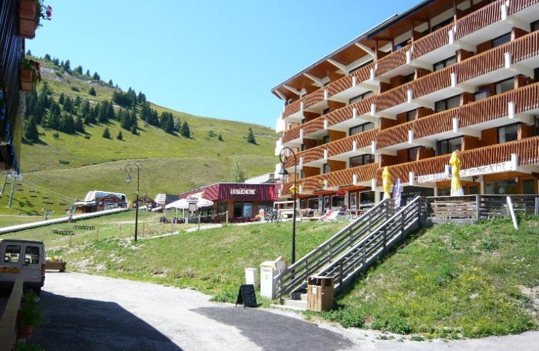 Vue exterieure du batiment. Batiment balcons en bois avec Montagne en arrire plan.